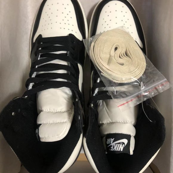 Nike Jordan 1 Retro High Dark Mocha Size 9